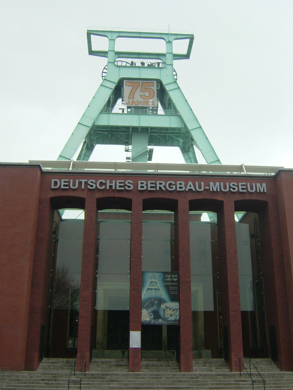 deutsches_bergbau_museum_foerdergeruest_zeche_germania
